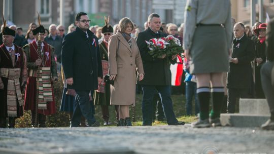 Gorlickie obchody 100. rocznicy odzyskania przez Polskę niepodległości. O godzinie 12.00 wybrzmiał hymn.