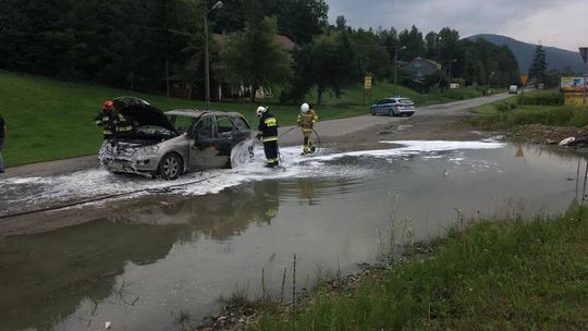 Pożar samochodu osobowego w Ropie. Pojazd spłonął doszczętnie. AKTUALIZACJA