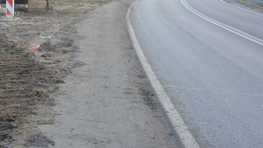 Rozsypane kamienie uszkadzają szyby aut