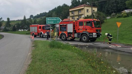 Pożar samochodu osobowego w Ropie. Pojazd spłonął doszczętnie. AKTUALIZACJA