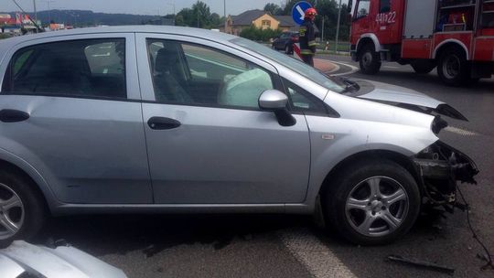 Kolizja dwóch osobówek na Bieckiej. W jednym z samochodów podróżowało małe dziecko. AKTUALIZACJA