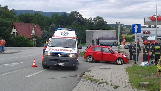 Zderzenie pojazdów w Ropie.  Ciężarówka uderzyła w hyundaia.