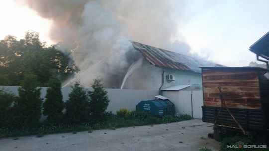 Ropica Górna. Pożar zabudowań. Na miejscu kilka zastępów straży pożarnej.