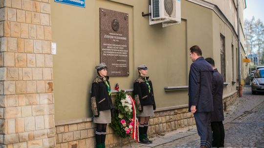 Gorlickie obchody 100. rocznicy odzyskania przez Polskę niepodległości. O godzinie 12.00 wybrzmiał hymn.