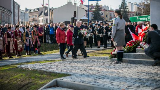 Gorlickie obchody 100. rocznicy odzyskania przez Polskę niepodległości. O godzinie 12.00 wybrzmiał hymn.