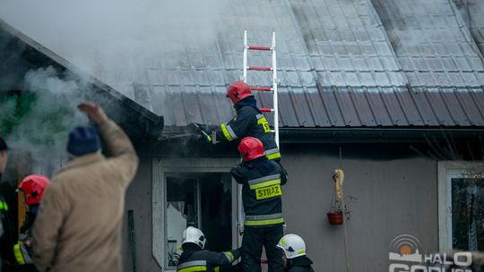 Spalił się dom w środku lasu, 5-osobowa rodzina bez dachu nad głową