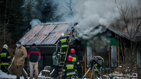 Spalił się dom w środku lasu, 5-osobowa rodzina bez dachu nad głową