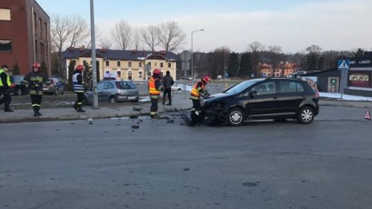 Zderzenie opla i volkswagena, dwie osoby poszkodowane