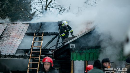 Spalił się dom w środku lasu, 5-osobowa rodzina bez dachu nad głową