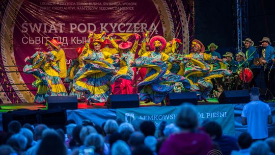 Kolorowy, międzynarodowy folklor na scenie w Sękowej. Zawitał tu Świat Pod Kyczerą.