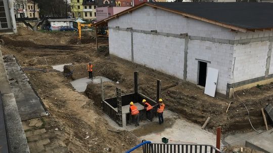 Wylewają beton pod fundamenty przyszłej galerii. Jak duży będzie budynek?