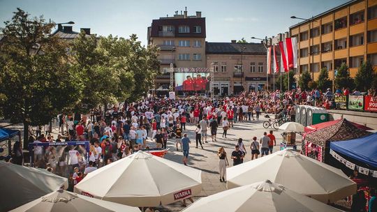 Na gorlickim Rynku zrobiło się biało-czerwono. Razem kibicujemy naszym! (ZDJĘCIA)