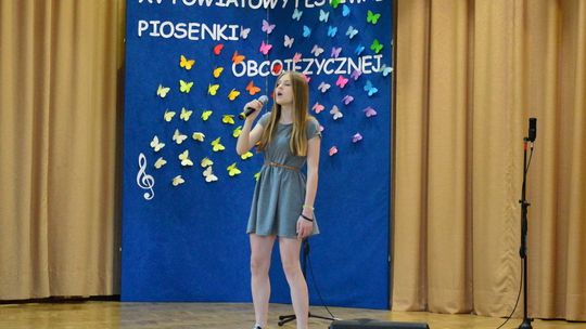 Powiatowy Festiwal Piosenki Obcojęzycznej: Uznanie widowni budziły zarówno liryczne interpretacje, jak i żywiołowe utwory w rytmie disco