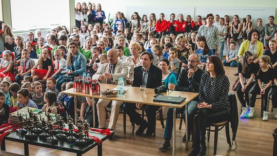 Szkolne zespoły taneczne z Gorlickiego wystąpiły na jednej scenie. Podsumowanie przeglądu „Radość Dzieciom”.