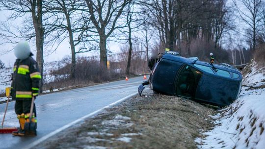 Błoto na drodze, opel na dachu