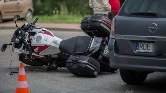 Kolizja motocykla i osobówki w Szymbarku. Jedna osoba poszkodowana (aktualizacja)