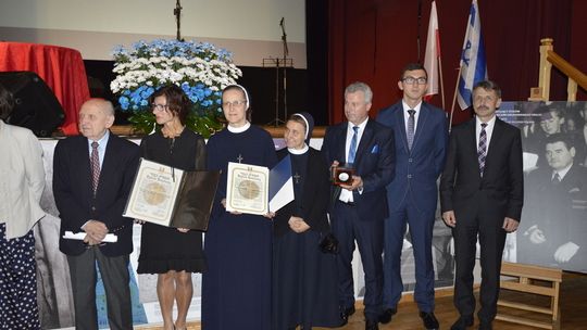 Chwila, w której ocalony spotyka się z człowiekiem, dzięki któremu żyje. Gorliccy Sprawiedliwi Wśród Narodów Świata.