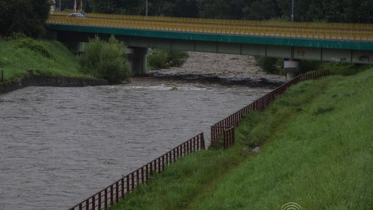 Poziom wody rośnie, system śpi. Deszcz ma padać jeszcze kilka dni (aktualizacja)