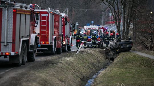 Ropica Górna: opel uderzył w betonowy przepust, dwie osoby ranne