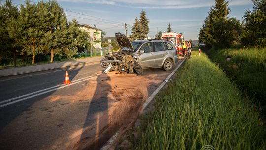 Sękowa. Zderzenie dwóch pojazdów osobowych.