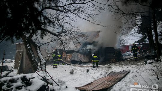 Spalił się dom w środku lasu, 5-osobowa rodzina bez dachu nad głową