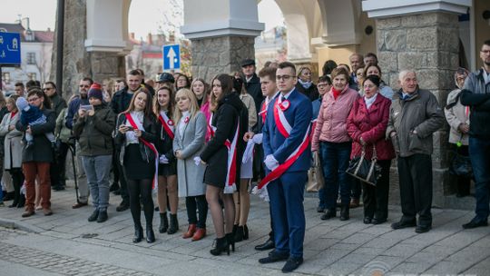 Gorlickie obchody 100. rocznicy odzyskania przez Polskę niepodległości. O godzinie 12.00 wybrzmiał hymn.