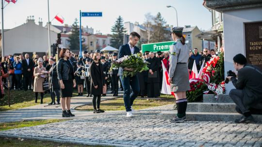 Gorlickie obchody 100. rocznicy odzyskania przez Polskę niepodległości. O godzinie 12.00 wybrzmiał hymn.