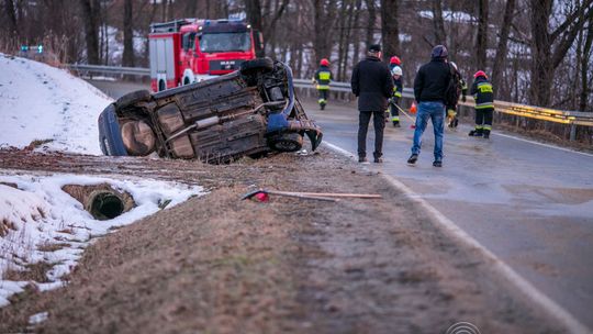 Błoto na drodze, opel na dachu