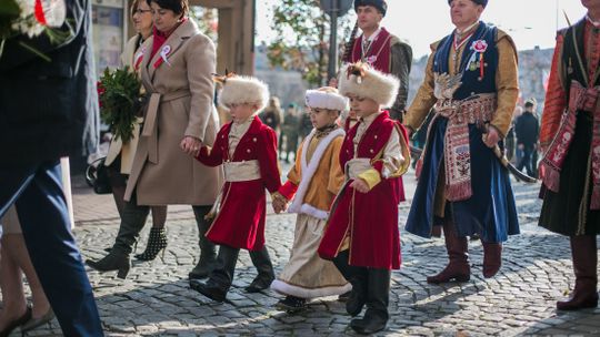 Gorlickie obchody 100. rocznicy odzyskania przez Polskę niepodległości. O godzinie 12.00 wybrzmiał hymn.