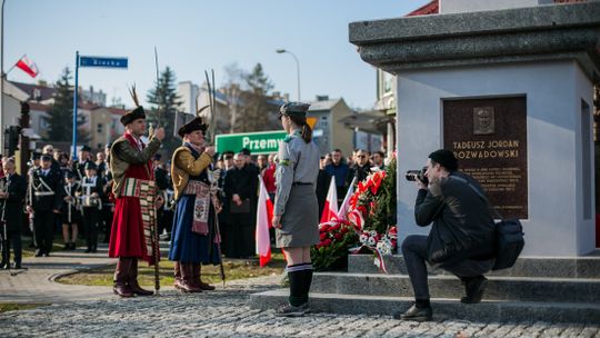 Gorlickie obchody 100. rocznicy odzyskania przez Polskę niepodległości. O godzinie 12.00 wybrzmiał hymn.