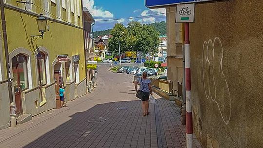 Sypią się mandaty. Samochodów przybywa to i ciaśniej na parkingach.