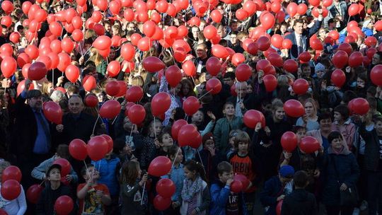 Na płycie Rynku powstała żywa flaga. Tak Gorlice świętują Niepodległość!