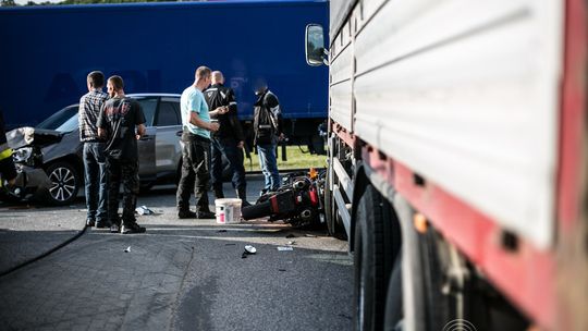 Ropa. Zderzenie motocykla z osobówką. Jedna osoba ranna.