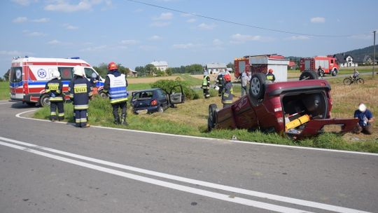 Zderzenie pojazdów w Dominikowicach. Jeden z nich dachował.