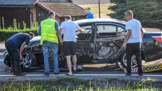 Zderzenie dostawczaka z osobówką