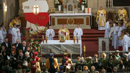 Gorlickie obchody 100. rocznicy odzyskania przez Polskę niepodległości. O godzinie 12.00 wybrzmiał hymn.