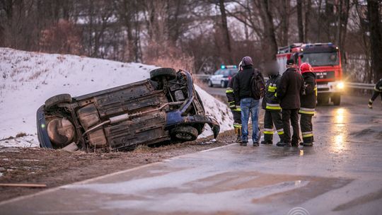 Błoto na drodze, opel na dachu