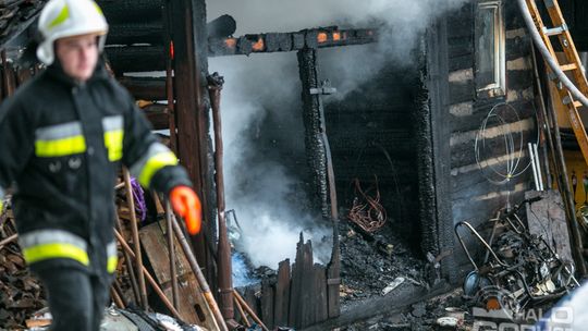 Spalił się dom w środku lasu, 5-osobowa rodzina bez dachu nad głową