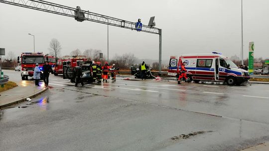 Biecz. Poważne zdarzenie drogowe na skrzyżowaniu obok stacji paliw. Trzy osoby ranne. [ZDJĘCIA]