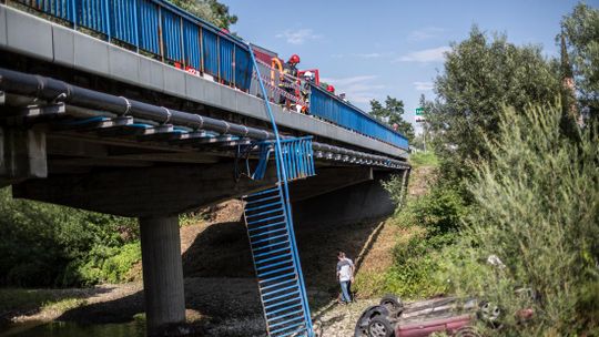 Siary. Samochód spadł z mostu na dach.