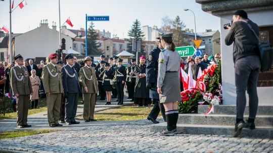 Gorlickie obchody 100. rocznicy odzyskania przez Polskę niepodległości. O godzinie 12.00 wybrzmiał hymn.