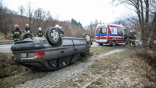 Ropica Górna: opel uderzył w betonowy przepust, dwie osoby ranne