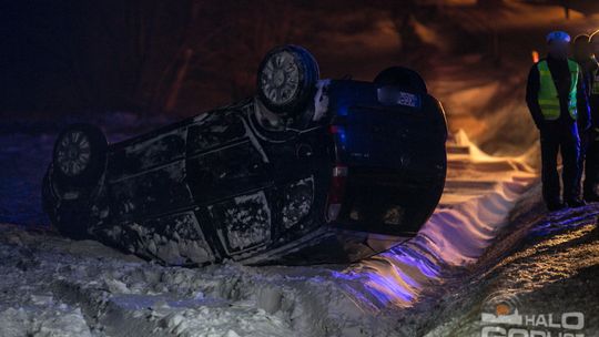 Czy drogi są dobrze utrzymywane? Kolejne dachownie pojazdu na „szklance”