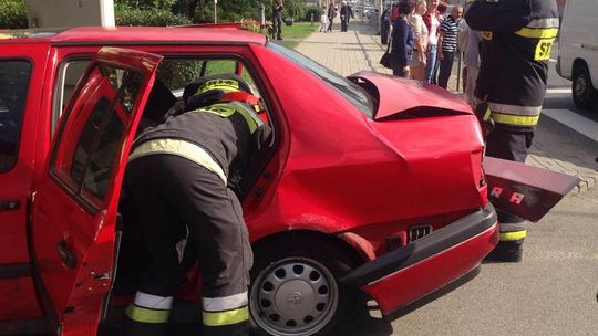 Osobówka kontra autobus. Uderzenie było tak silne, że w volkswagenie złamał się fotel.