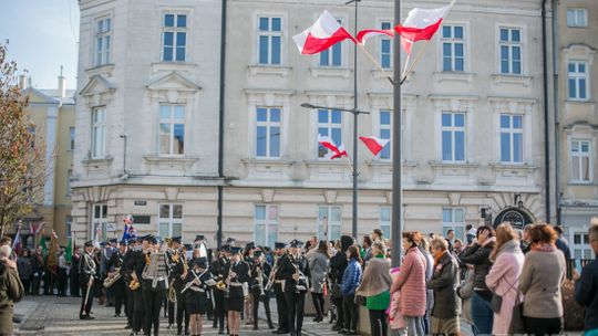 Gorlickie obchody 100. rocznicy odzyskania przez Polskę niepodległości. O godzinie 12.00 wybrzmiał hymn.