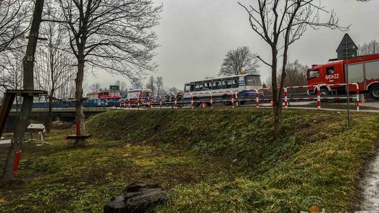 Zderzenie autobusu z przyczepą ciężarówki