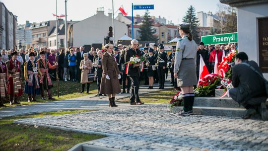 Gorlickie obchody 100. rocznicy odzyskania przez Polskę niepodległości. O godzinie 12.00 wybrzmiał hymn.