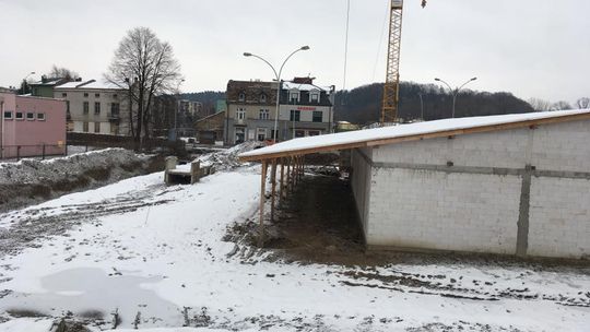 Zwożą sprzęt na teren budowy przyszłej galerii