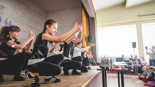 Szkolne zespoły taneczne z Gorlickiego wystąpiły na jednej scenie. Podsumowanie przeglądu „Radość Dzieciom”.