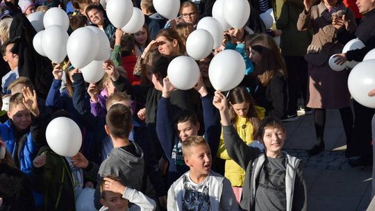 Na płycie Rynku powstała żywa flaga. Tak Gorlice świętują Niepodległość!